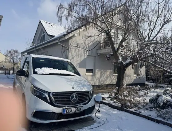 Auto před domem