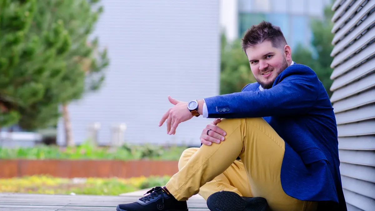 Martin Luňák sedí venku a mluví o brzdách v podnikání