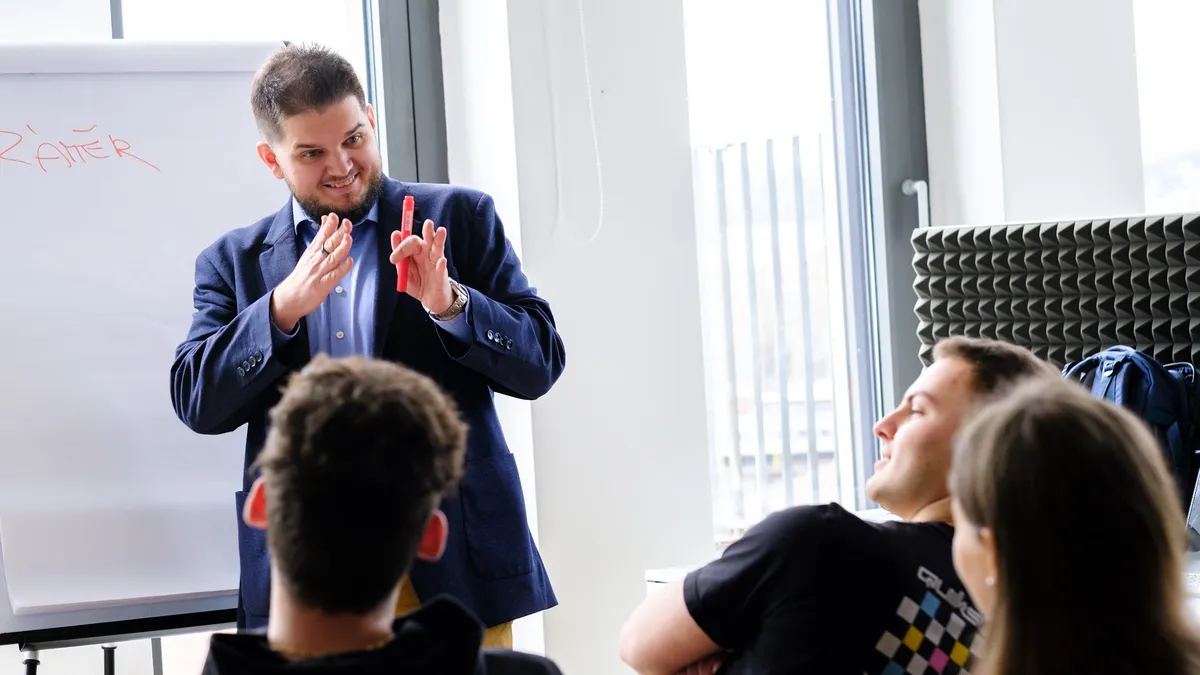 Martin Luňák školí tým u flipchartu