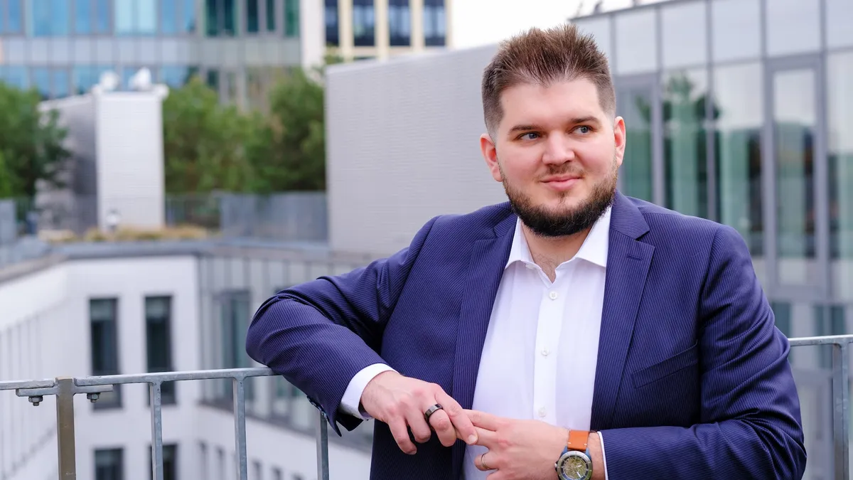 Martin Luňák se klidně opírá o zábradlí