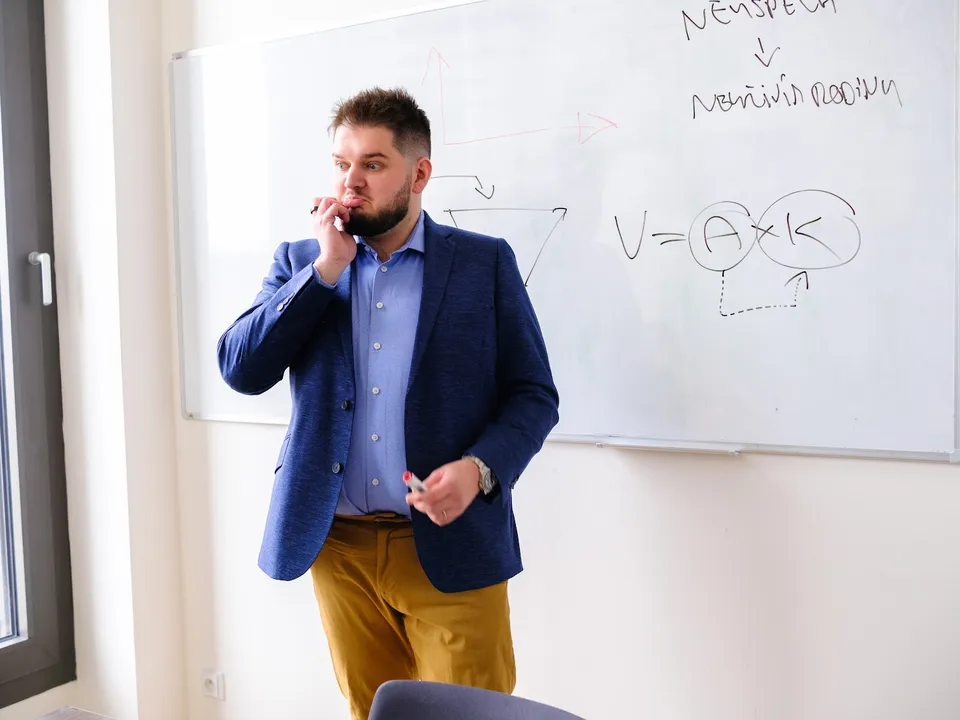 Martin Luňák vysvětluje u tabule