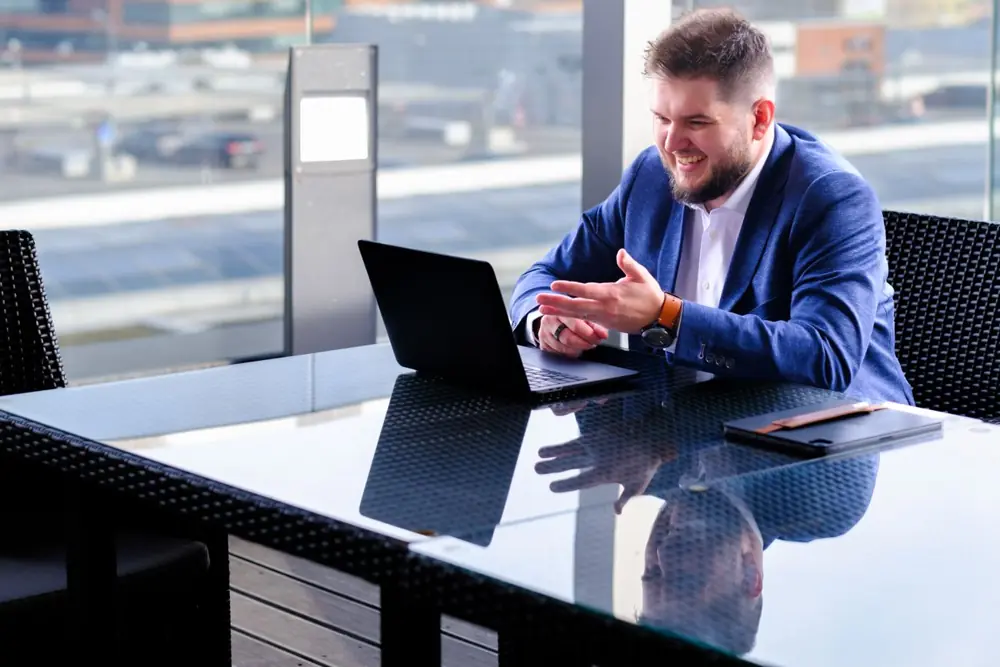 Martin Luňák – práce na leadgeneraci u notebooku
