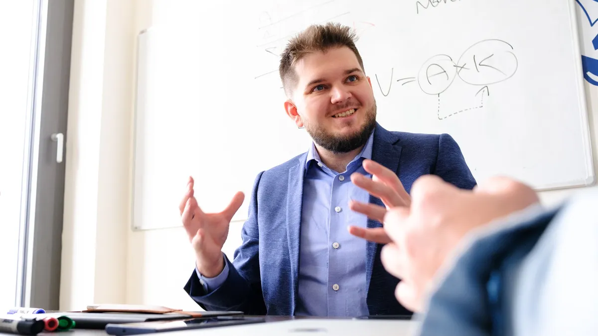 Martin Luňák – vysvětlování typů Srdce, Mozek, Koule u tabule